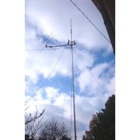 MTC9426030 supportant une station météo et des antennes de réception de satellites météo.